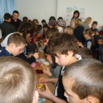 Волонтеры епархиального отдела по вопросам семьи посетили Cтарозбурьевскуюсанаторную общеобразовательную школу-интернат I-II ступеней для детей больных туберкулезом, в которой были переданы подарки для детей ко дню святого НиколаяН